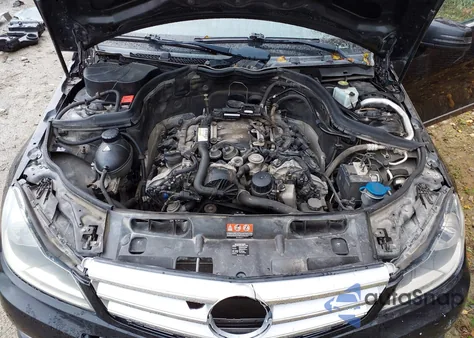 2012 Mercedes-Benz C 300 Sport 4Matic z USA, uszkodzony, nr VIN WDDGF8BB9CA605276